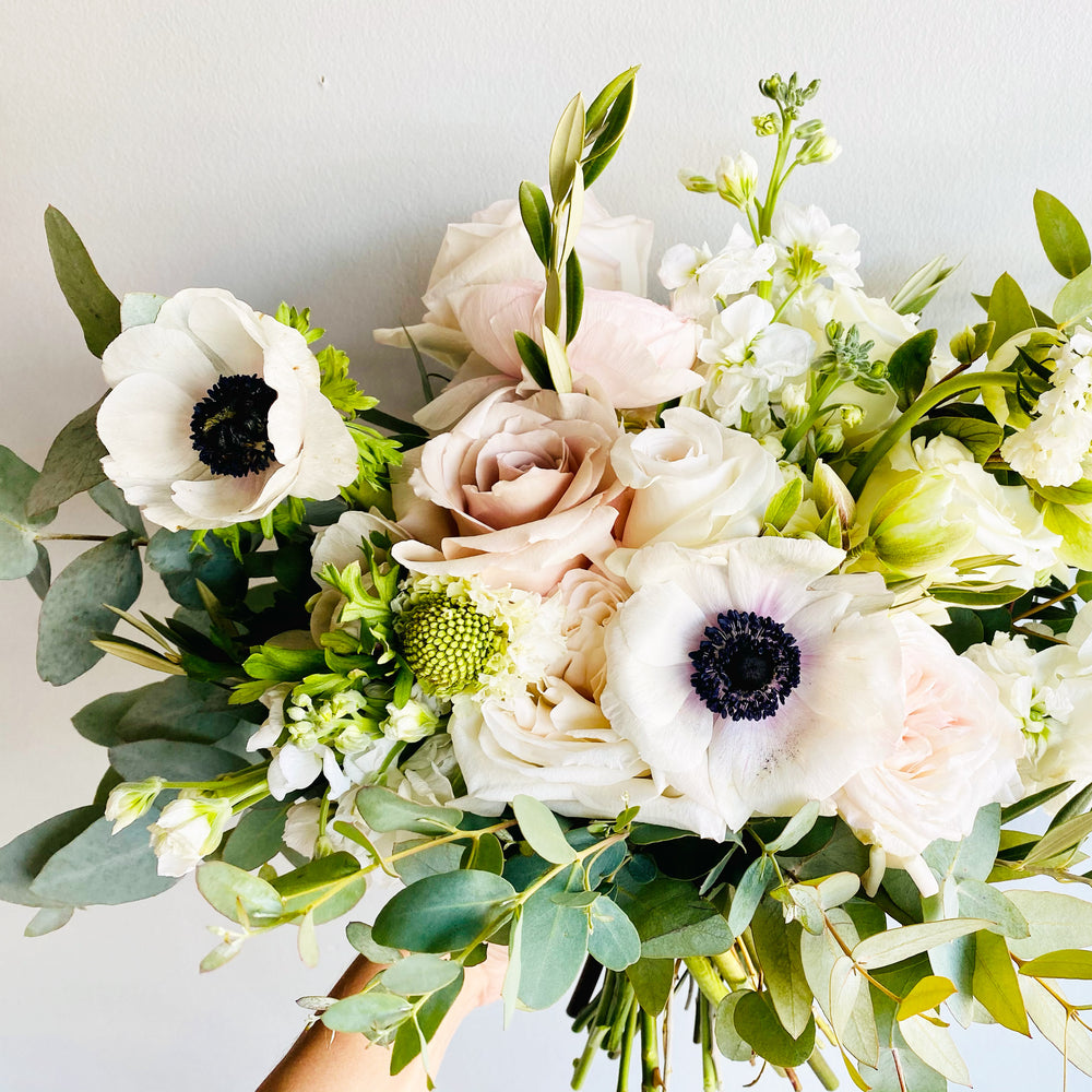 WHITE NEUTRAL FLOWER ARRANGEMENTS